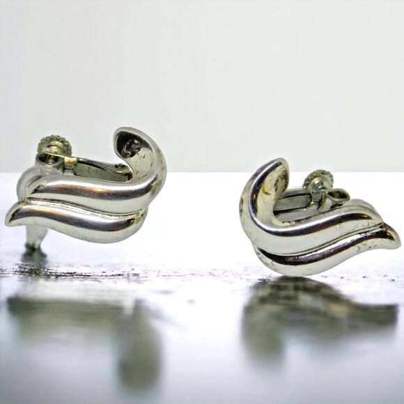 Napier Earrings Screw Back Vintage Petite Curved Shape Silver Tone Fashion - Picture 1 of 8